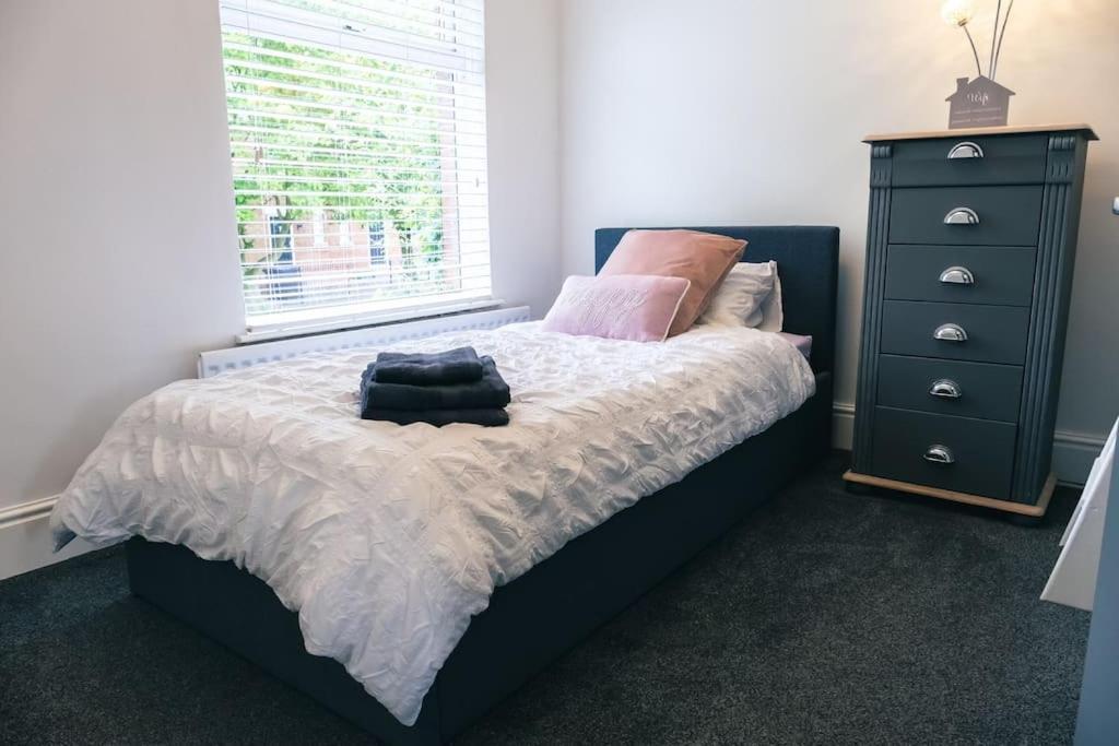 Cheadle Haven: 4-Bedroom Retreat Near Alton Towers Exterior photo
